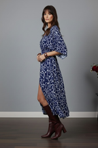 Kadın Lacivert Desenli Bürümcük Kumaş Kruvaze Yaka Yarasa Kol Önden Yırtmaçlı Uzun Midi Elbise