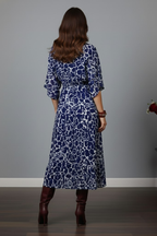 Kadın Lacivert Desenli Bürümcük Kumaş Kruvaze Yaka Yarasa Kol Önden Yırtmaçlı Uzun Midi Elbise