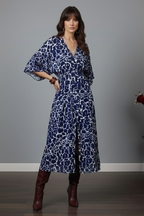 Kadın Lacivert Desenli Bürümcük Kumaş Kruvaze Yaka Yarasa Kol Önden Yırtmaçlı Uzun Midi Elbise