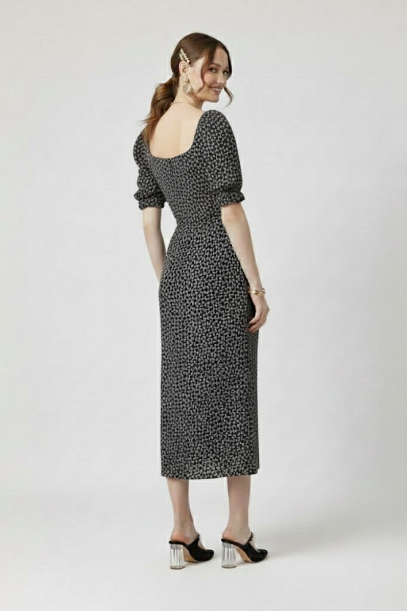 Kadın Siyah Çiçek Desenli Yırtmaçlı Midi Elbise - Kare Yaka Büzgü Detaylı Esnek Formlu Günlük Şık Elbise