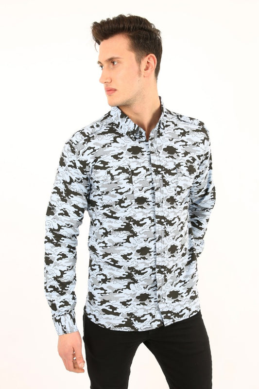 Açık mavi ve koyu tonlarda kamuflaj desenli, uzun kollu, slim fit erkek gömleği.