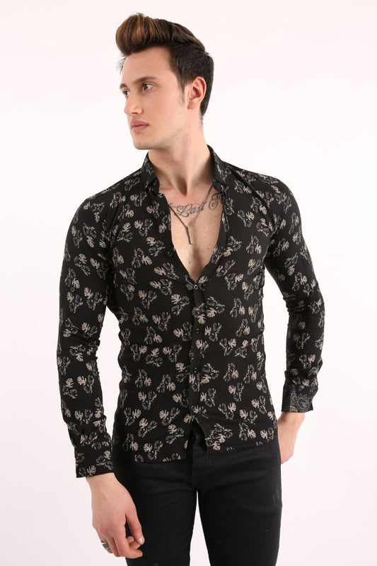 Siyah zemin üzerine desenli, uzun kollu ve slim fit kesim erkek gömleği.