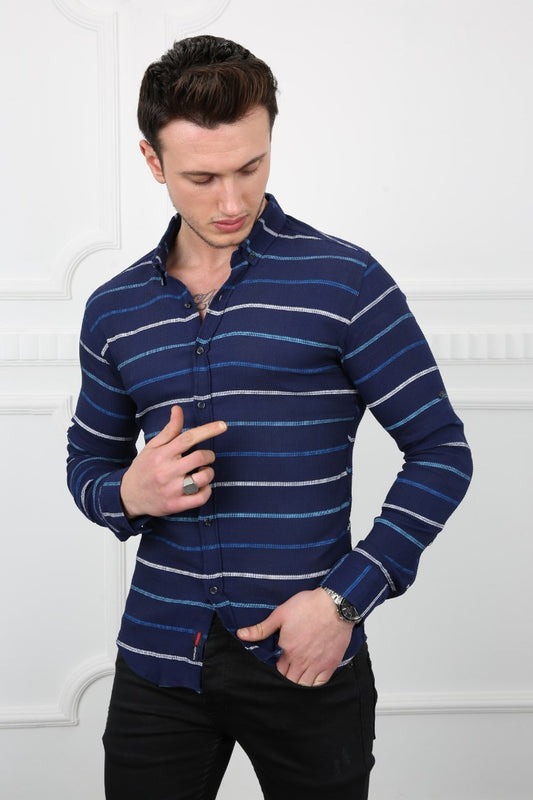 Lacivert zemin üzerine beyaz ve açık mavi kalın çizgili, uzun kollu, slim fit erkek gömlek.