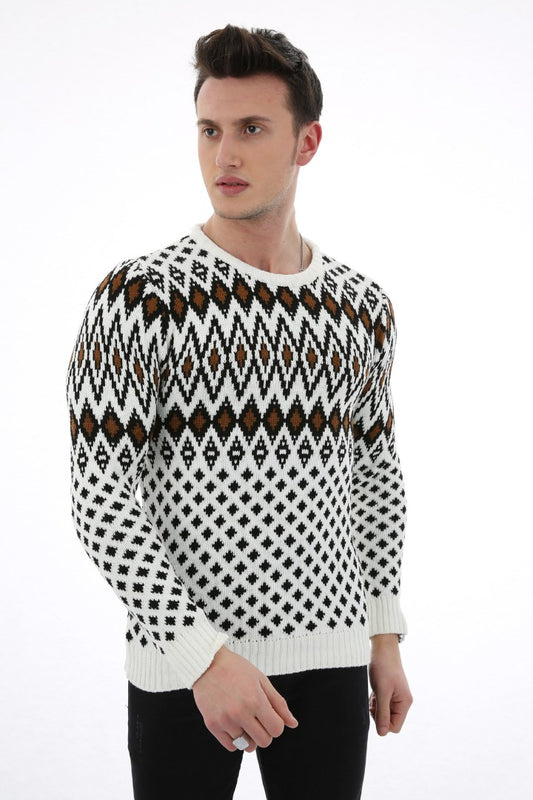 Beyaz zemin üzerinde kahverengi ve siyah geometrik desenli, bisiklet yaka erkek triko kazak.