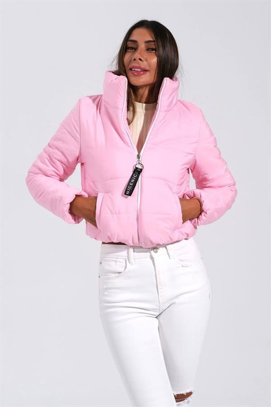 Açık pembe renkli, dik yakalı ve fermuarlı kısa şişme mont.