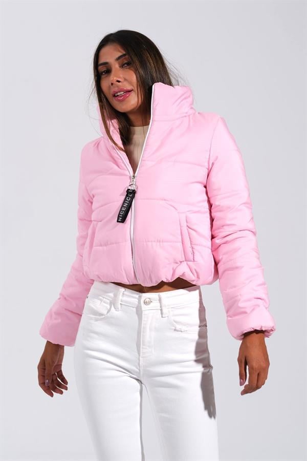 Açık Pembe Sırtı Taş Baskılı Dik Yaka Kısa Şişme Mont