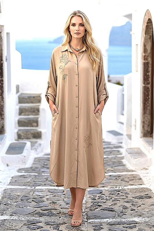 Bej rengi, çiçek nakışlı, düğmeli ve cepli viskon gömlek elbise.