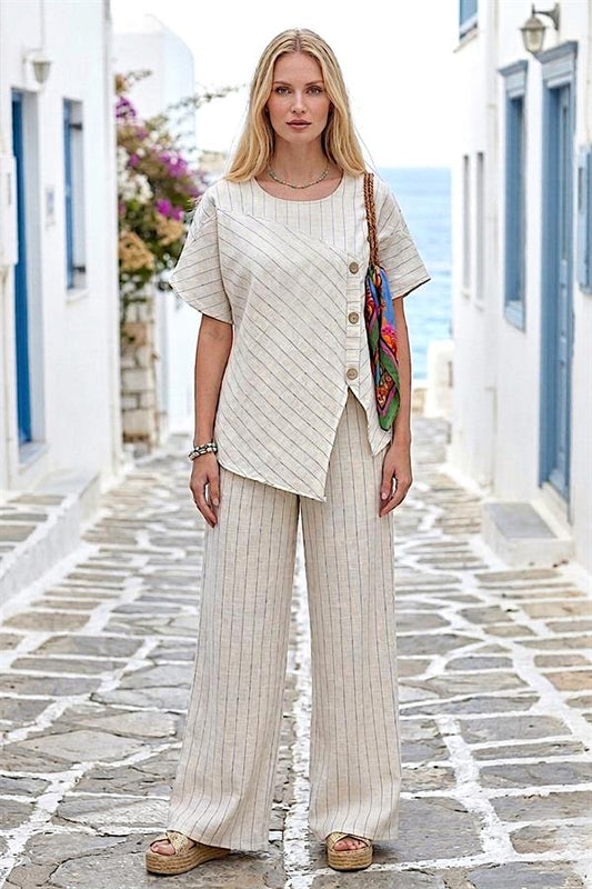 Bej renkli, çizgili, düğme detaylı bluz ve geniş paça pantolondan oluşan keten takım.