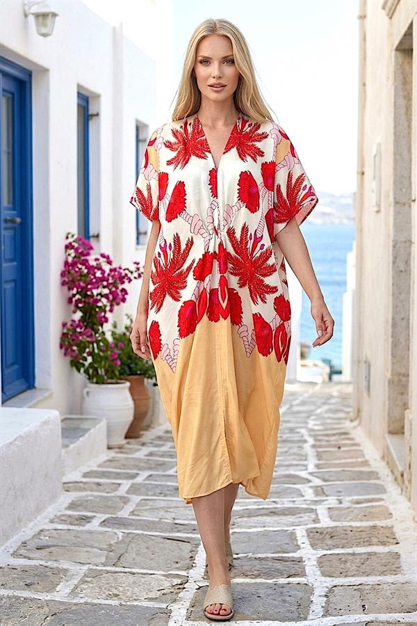 Bej ve kırmızı çiçek desenli, V yaka, kısa kollu, uzun viskon elbise.