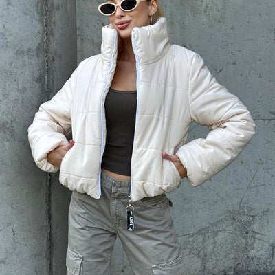 Bej Sırtı Taş Baskılı Dik Yaka Kısa Şişme Mont