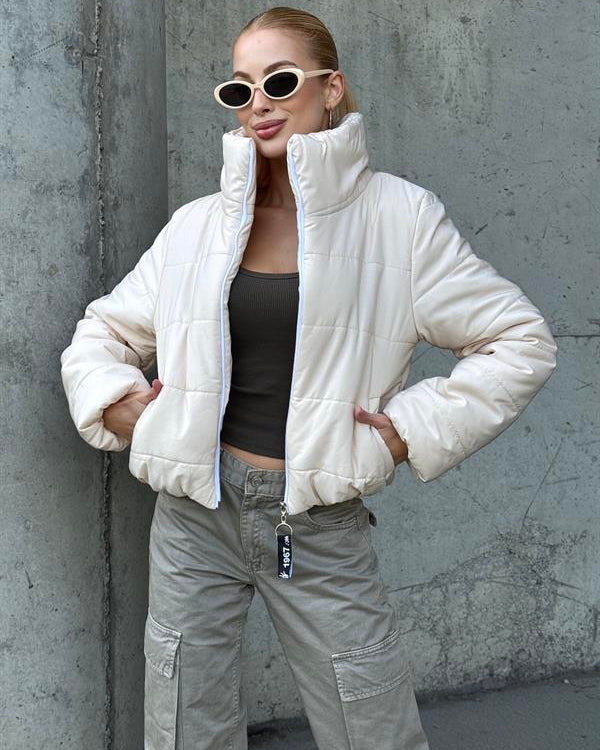 Bej Sırtı Taş Baskılı Dik Yaka Kısa Şişme Mont