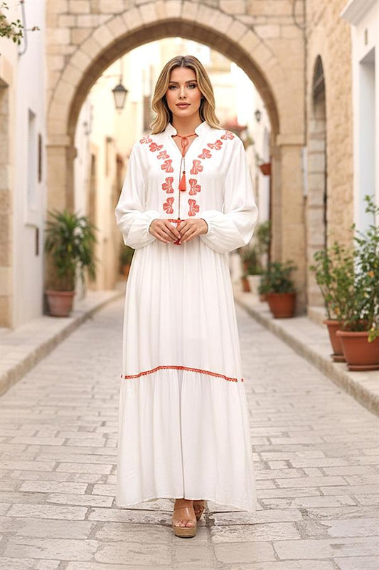 Beyaz, balon kollu, önü yonca nakışlı ve püsküllü, kat kat detaylı uzun viskon elbise.