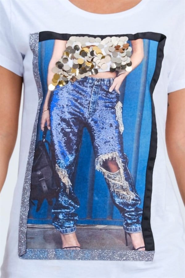 Ön kısmında payetli kot pantolon baskısı ve simli şerit detayları bulunan beyaz penye tişört.