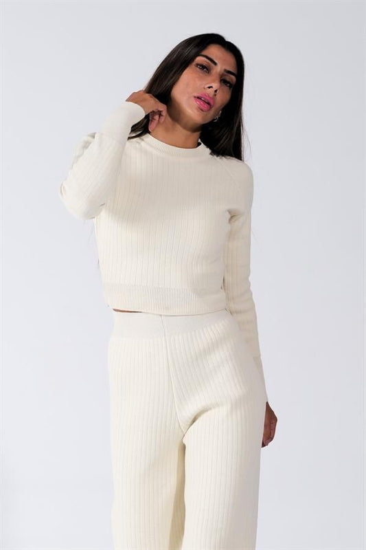 Beyaz bisiklet yaka, uzun kollu, fitilli triko bluz ve pantolondan oluşan ikili takım.