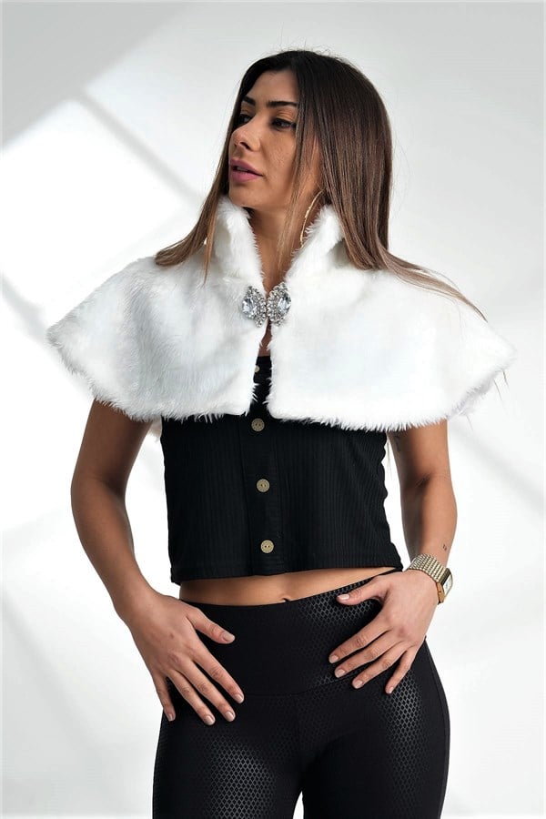 Beyaz renkli, önü taşlı broş detaylı, astarlı yapay kürk bolero.