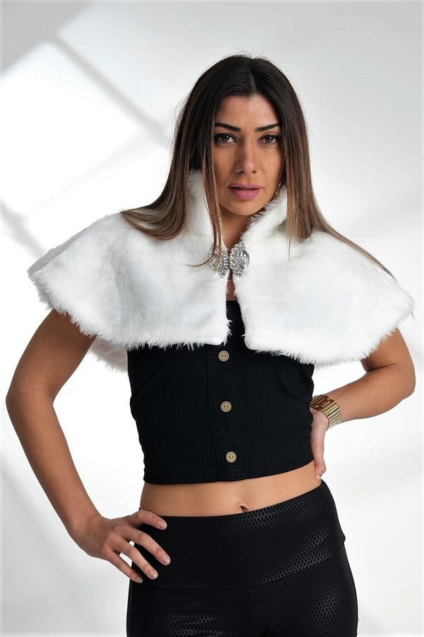 Beyaz renkli, broş detaylı ve astarlı yapay kürk bolero.