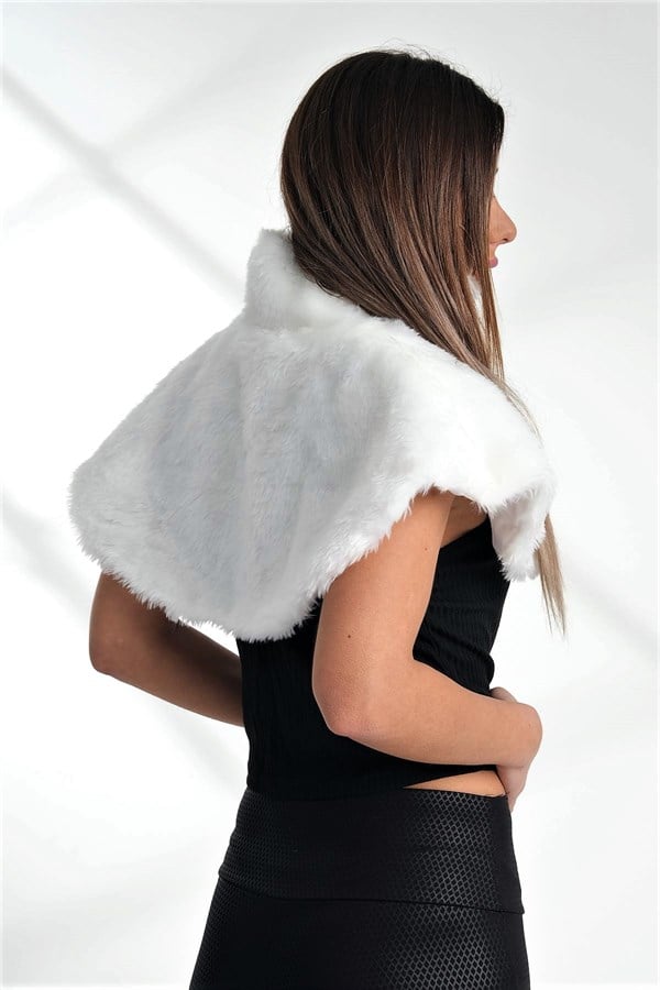 Siyah kıyafet üzerinde beyaz renkli, astarlı ve yapay kürkten üretilmiş kısa etol bolero.