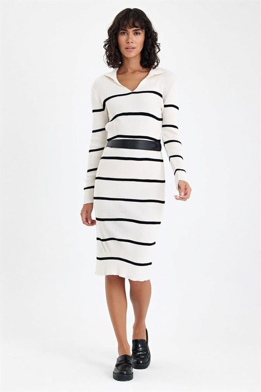 Beyaz Çizgili V Yaka Kemerli Diz Boyu Triko Elbise