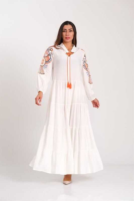 Kolları kuş nakışlı, püskül detaylı, beyaz, kat kat uzun viskon elbise.