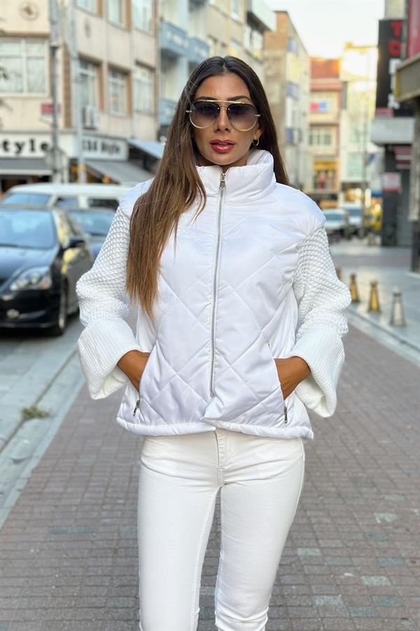 Beyaz Dik Yaka Kolları Triko Cepleri Fermuarlı Şişme Mont