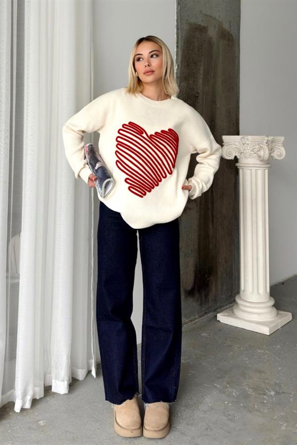 Beyaz renkli, ön kısmında kırmızı kabartmalı büyük kalp deseni bulunan triko kazak.