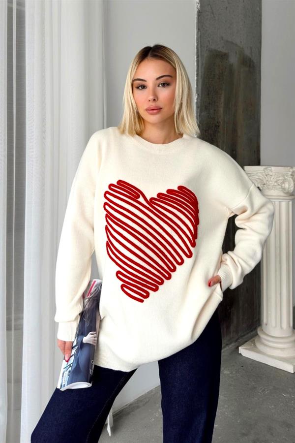 Beyaz renkli, üzerinde kırmızı kabartmalı büyük kalp deseni bulunan triko kazak.