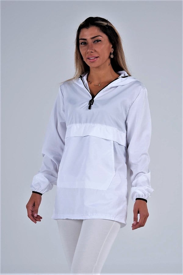 Beyaz renkli, kapüşonlu, yarım fermuarlı ve kanguru cepli kadın yağmurluk.