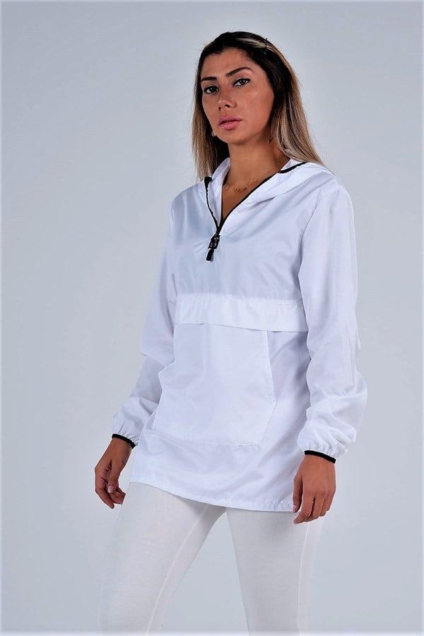 Beyaz renkli, kapüşonlu, yarım fermuarlı ve kanguru cepli ince yağmurluk.