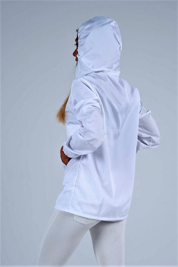 Beyaz renkli, kapüşonlu, fermuarlı ve kanguru cepli ince yağmurluk.
