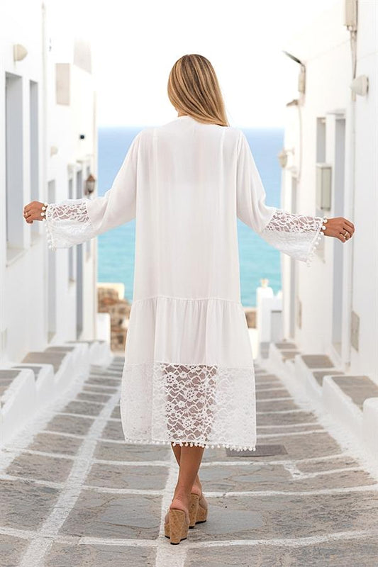 Kolları ve eteği dantel detaylı, ponpon süslemeli, beyaz midi boy viskon elbise.