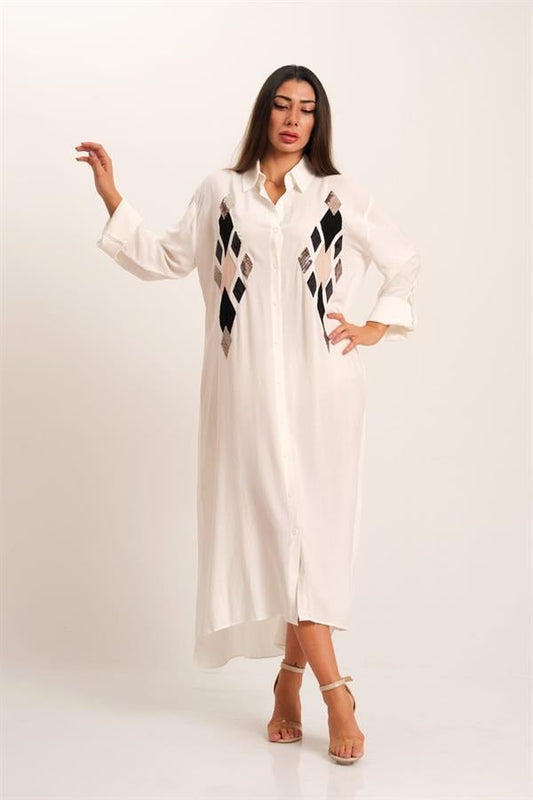 Önü payetli nakış işlemeli, uzun kollu ve beyaz renkli viskon gömlek elbise.