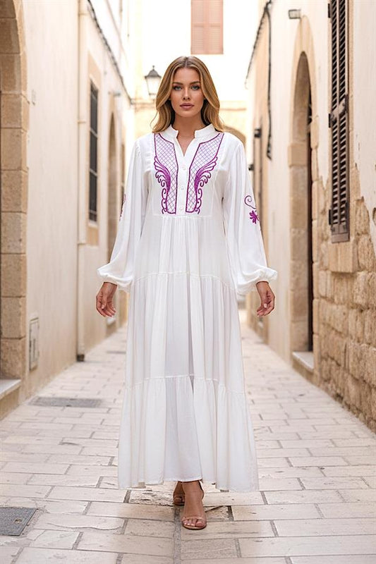 Önü ve kolları mor nakışlı, balon kollu, kat kat etekli, beyaz uzun elbise.
