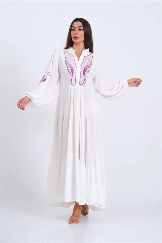 Beyaz, önü ve kolları nakışlı, balon kollu, kat kat etekli uzun viskon elbise.