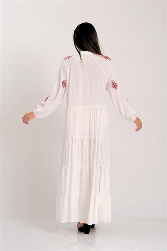 Beyaz renkli, kolları ve önü otantik nakış işlemeli, kat kat etekli uzun viskon elbise.