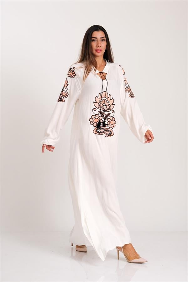 Beyaz, önü ve kolları otantik nakışlı, püskül bağlamalı ve balon kollu uzun viskon elbise.