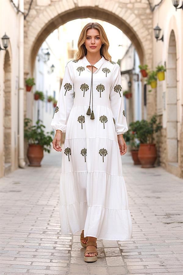 Beyaz, önü ve kolları palmiye nakışlı, püskül bağcıklı, kat kat uzun viskon elbise.