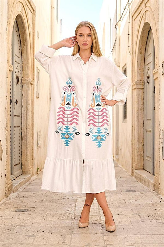 Beyaz renkli, önü otantik nakışlı, fırfırlı etekli ve uzun kollu gömlek elbise.