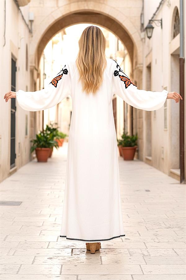 Beyaz, sıfır yaka, balon kollu ve omuz kısımları otantik nakışlı uzun viskon elbise.