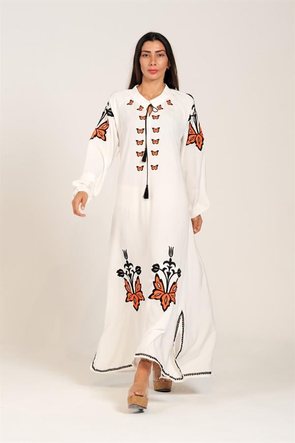 Beyaz, sıfır yaka, balon kollu ve turuncu-siyah otantik nakış detaylı uzun viskon elbise.