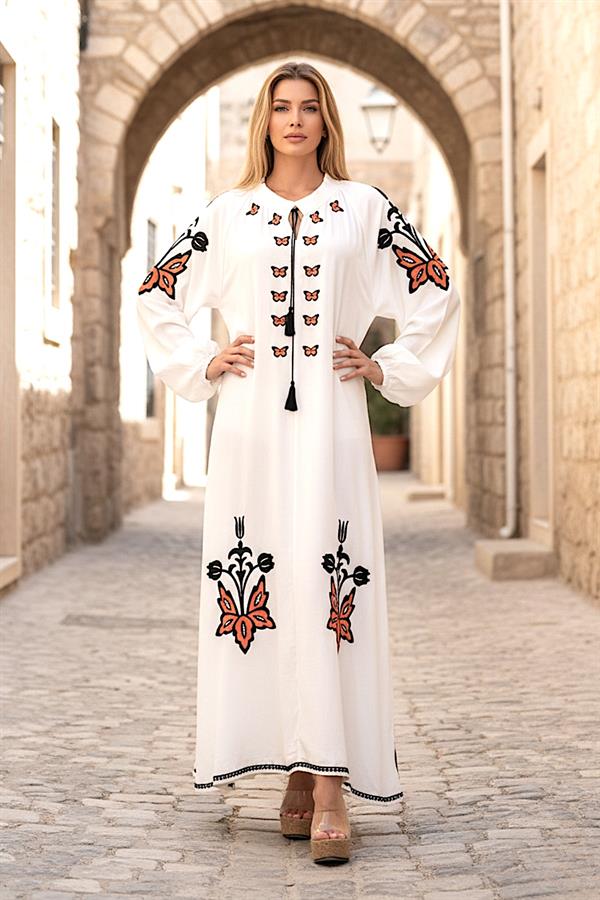 Beyaz, sıfır yaka, balon kollu ve otantik nakış detaylı uzun viskon elbise.