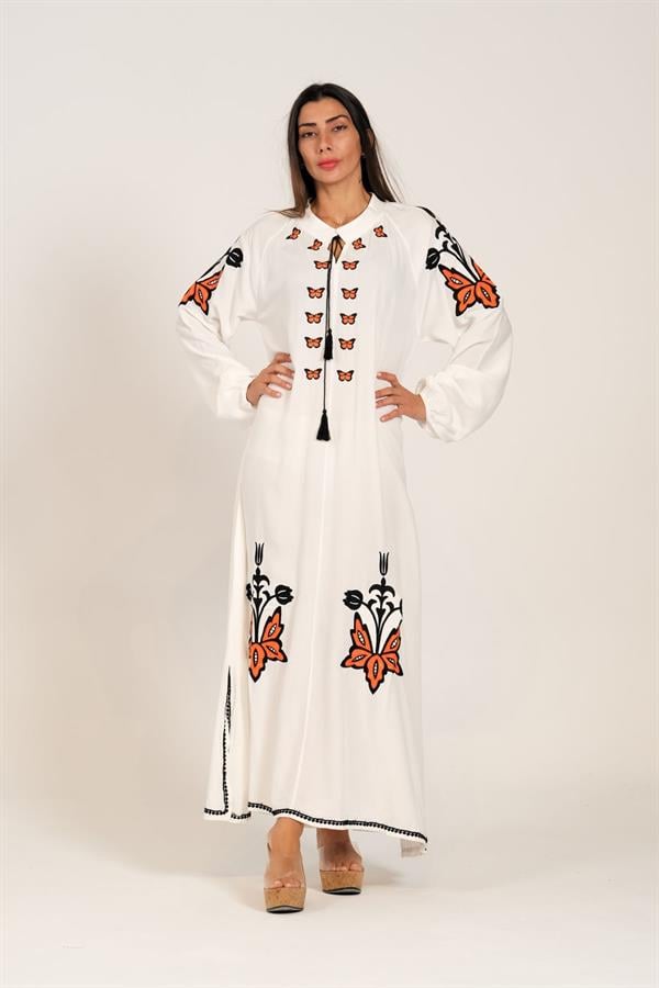 Beyaz renkli, sıfır yaka, balon kollu ve otantik nakış detaylı uzun viskon elbise.