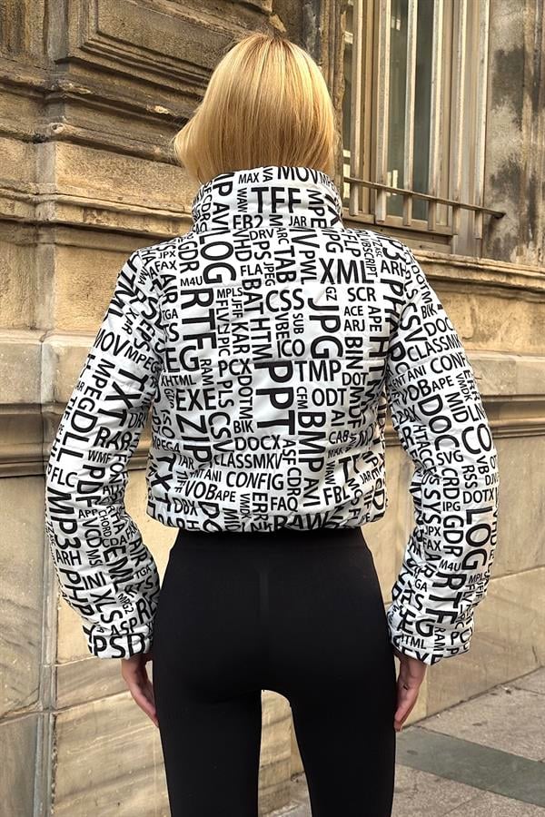 Beyaz üzerine siyah dosya uzantısı yazılı, dik yakalı, kısa şişme mont.