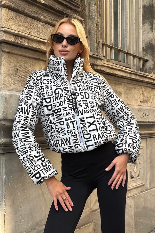 Beyaz üzerine siyah harf baskılı, dik yakalı, kısa kesim şişme mont.