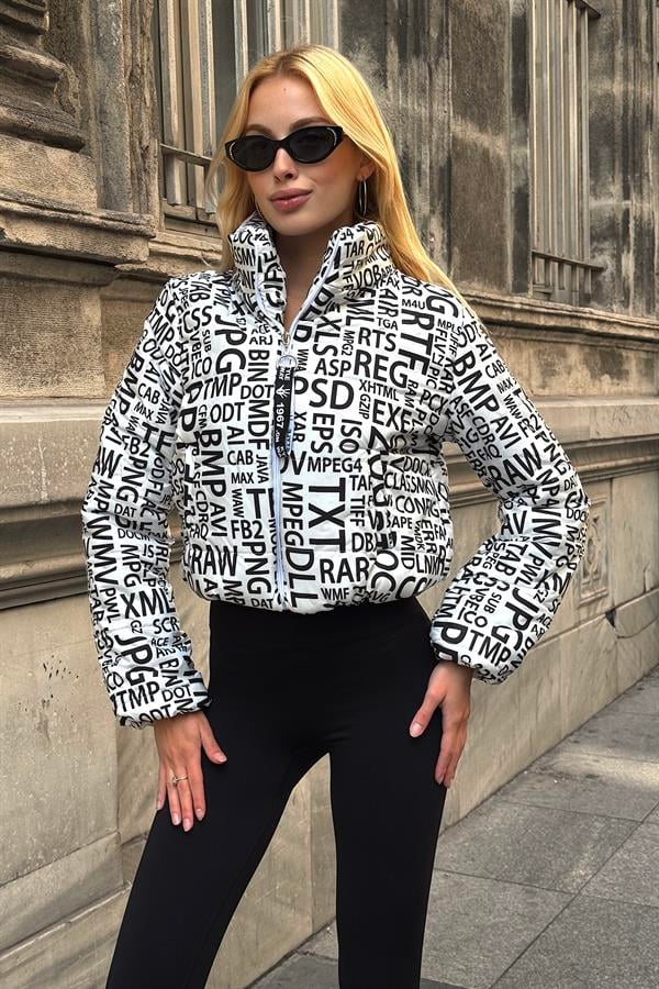 Üzerinde siyah harf baskıları bulunan, dik yakalı, beyaz kısa şişme mont.