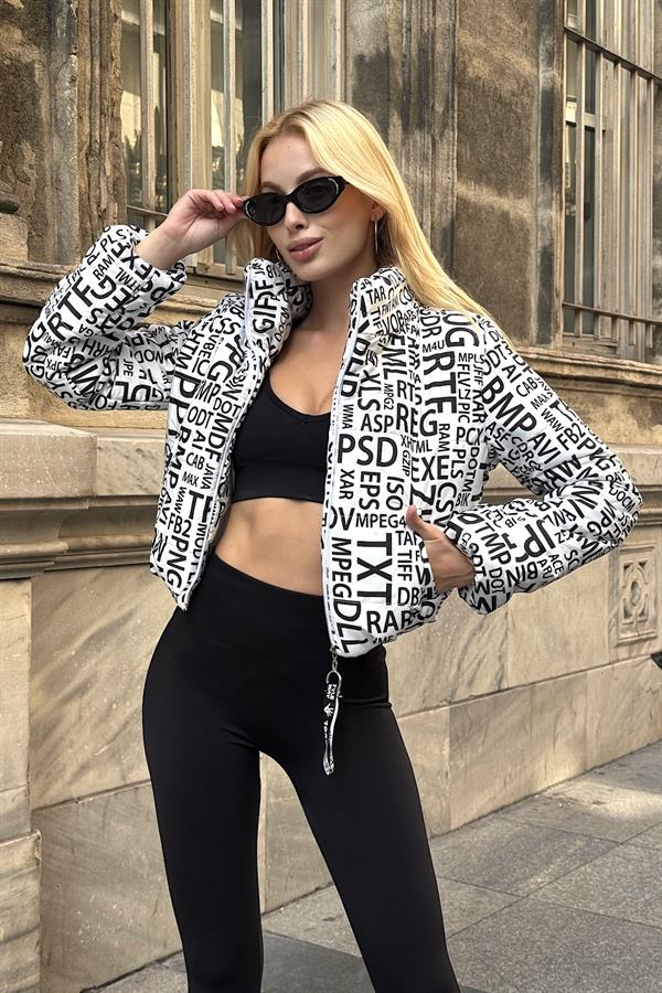 Siyah yazılı, dik yakalı, beyaz kısa şişme mont.