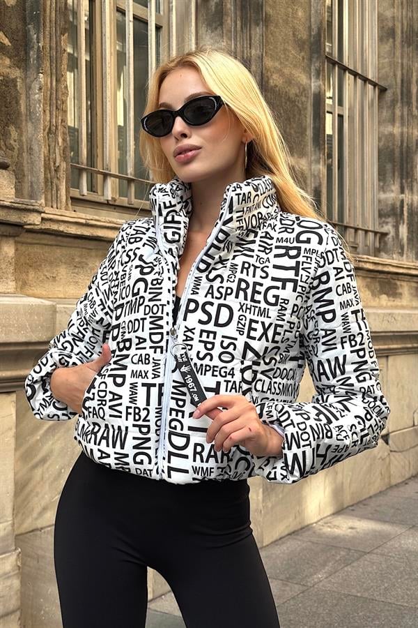 Siyah yazılı, dik yakalı, kısa ve beyaz renkli şişme mont.