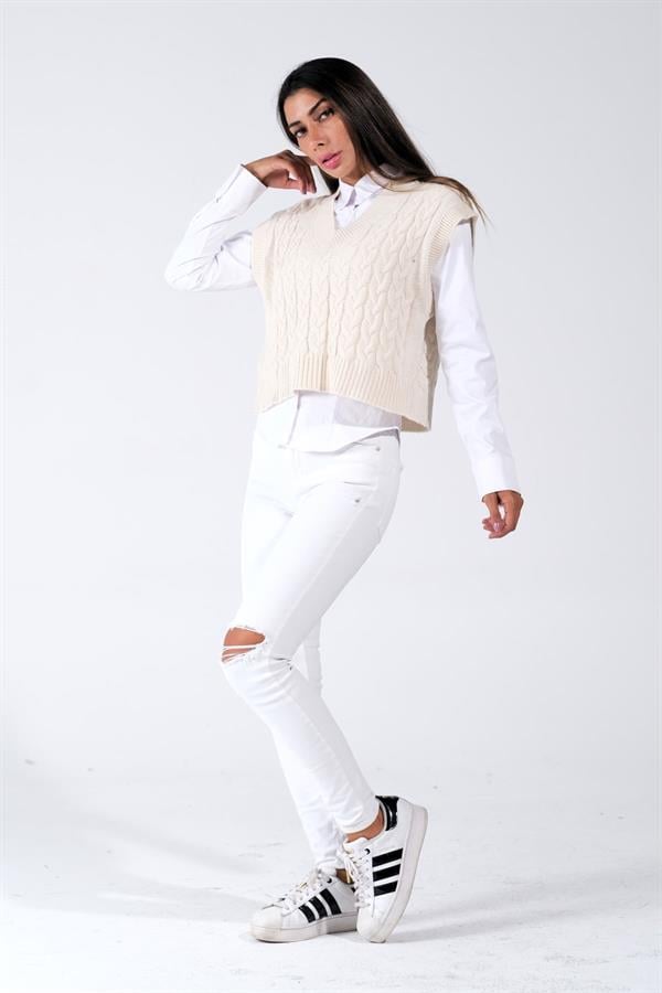 Beyaz V yaka crop saç örgülü triko süveter.