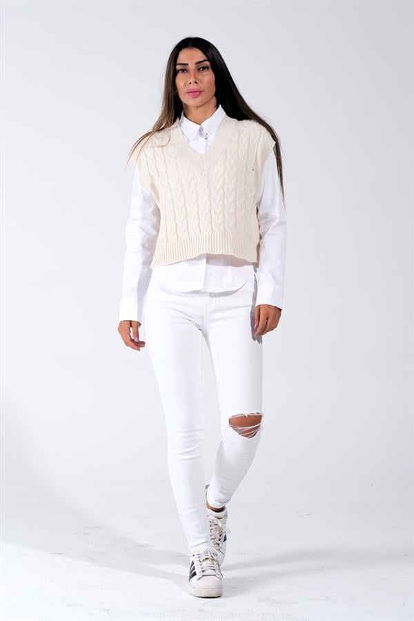 Beyaz V yaka crop saç örgülü triko süveter.