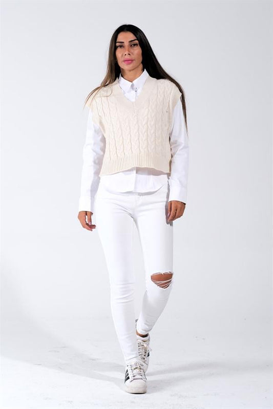 Beyaz V yaka crop saç örgülü triko süveter.