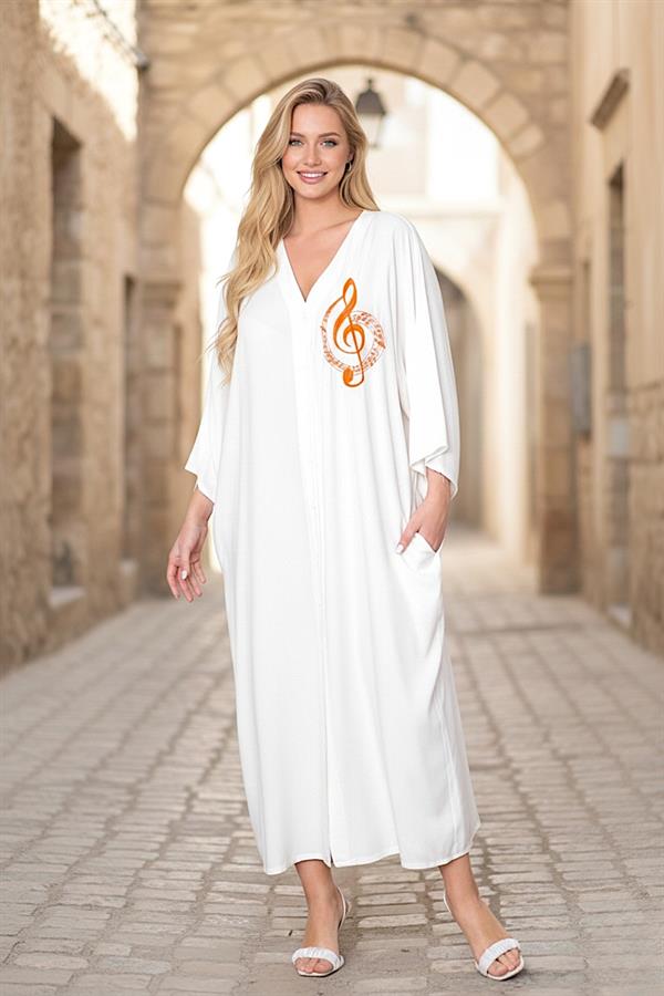 Beyaz, V yaka, göğsü nota nakışlı, cepli ve oversize uzun viskon gömlek elbise.